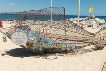 Botellas de plástico en playa