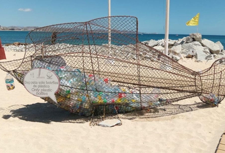 Botellas de plástico en playa