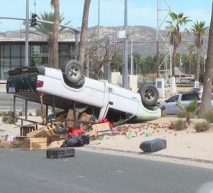 Camionera volcada sobre camellón