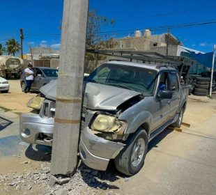 Camioneta chocada en El Zacatal