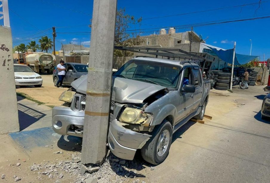 Camioneta chocada en El Zacatal