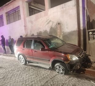 Camioneta impactada en Todos Santos