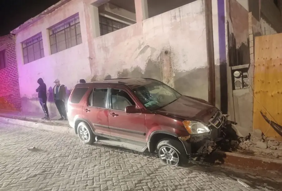 Camioneta impactada en Todos Santos