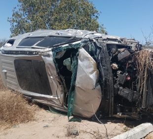 Camioneta volcada en carretera La Paz-Los Cabos