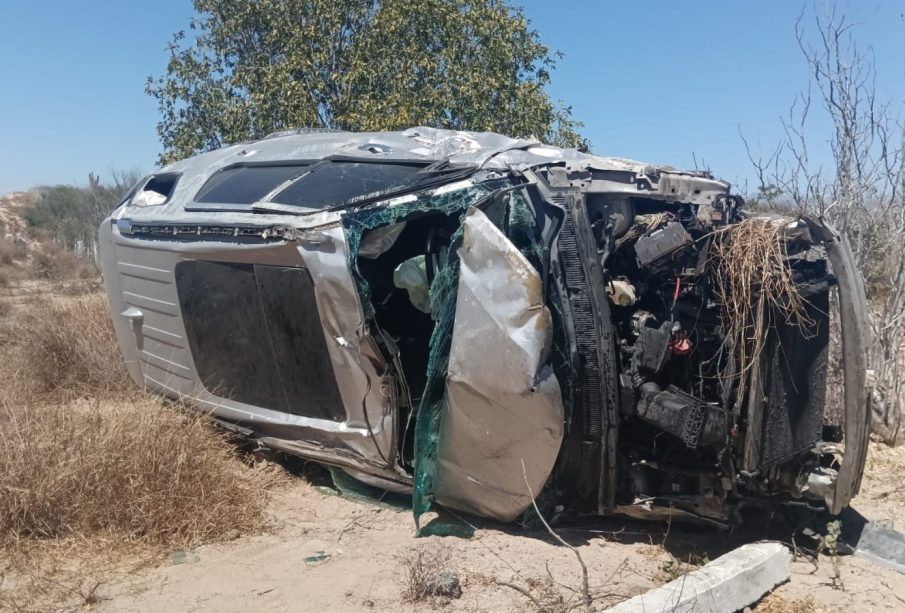 Camioneta volcada en carretera La Paz-Los Cabos