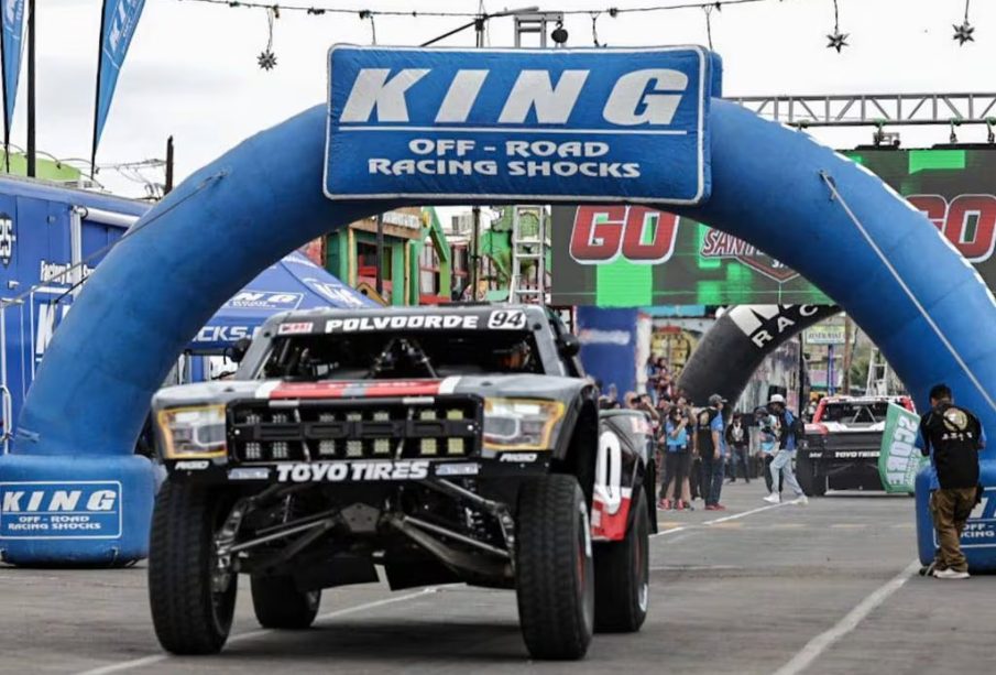 Carro de off road participando en el San Felipe 250