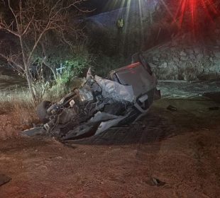 Carro destruido tras volcadura