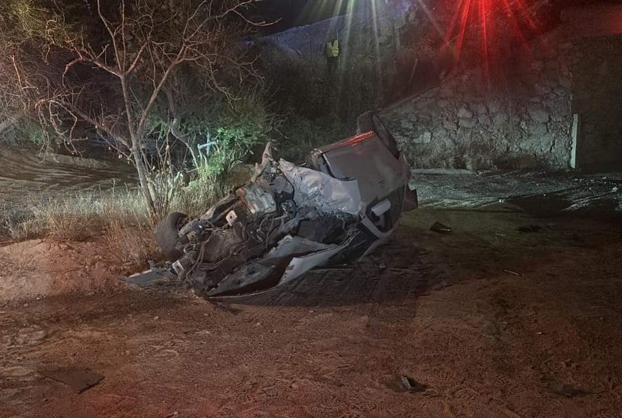 Carro destruido tras volcadura