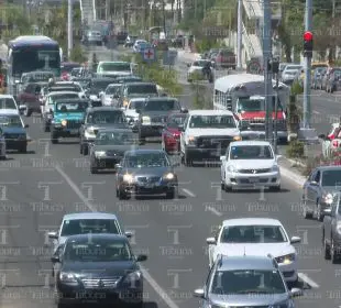 Carros transitando en carretera
