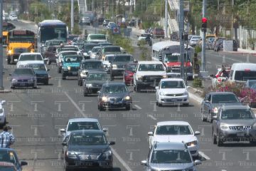 Carros transitando en carretera