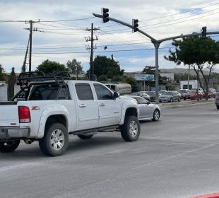 Carros transitando por Bulevar Pino Pallas