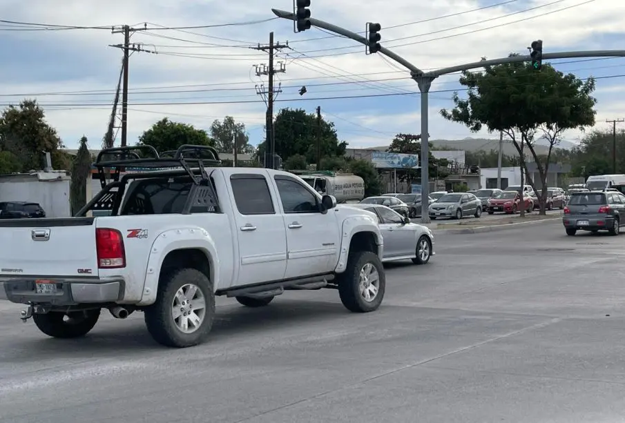 Carros transitando por Bulevar Pino Pallas
