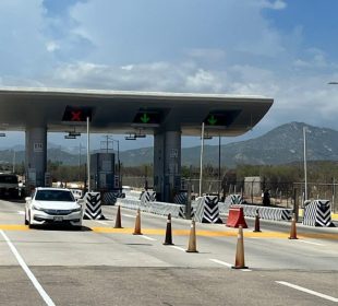 Caseta de cobro del libramiento en Los Cabos