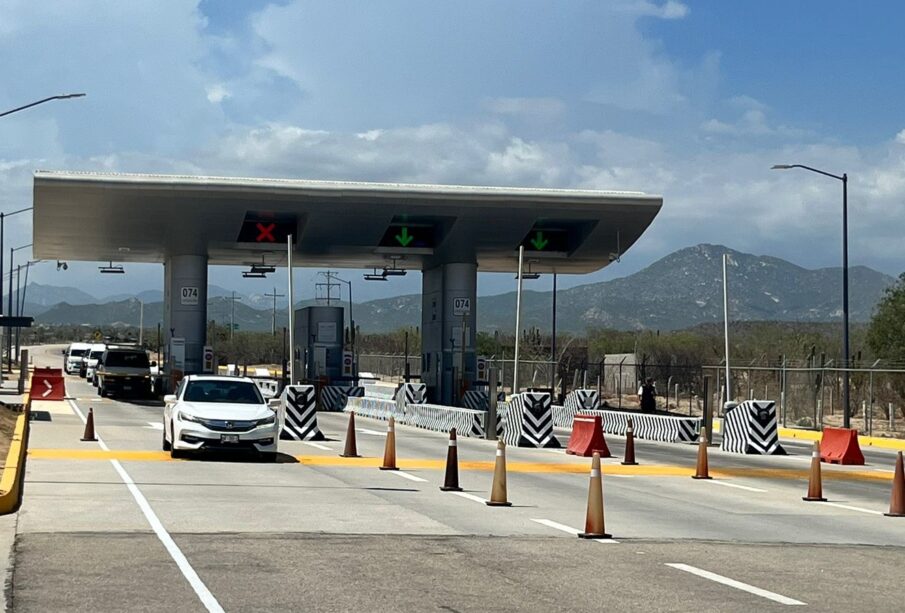 Caseta de cobro del libramiento en Los Cabos