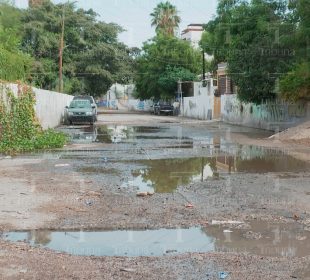 Charcos de aguas negras en calle