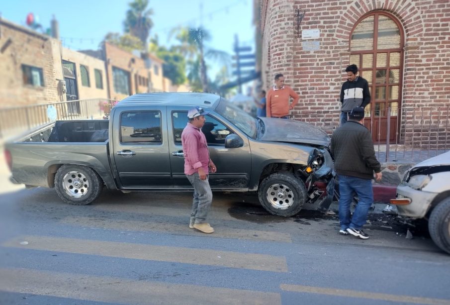 Choque de frente en Todos Santos dejó una mujer lesionada