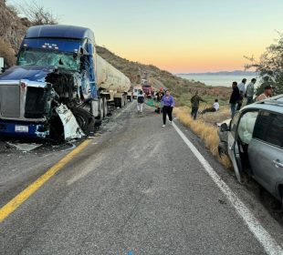 Choque entre trailer y vehículo en carretera