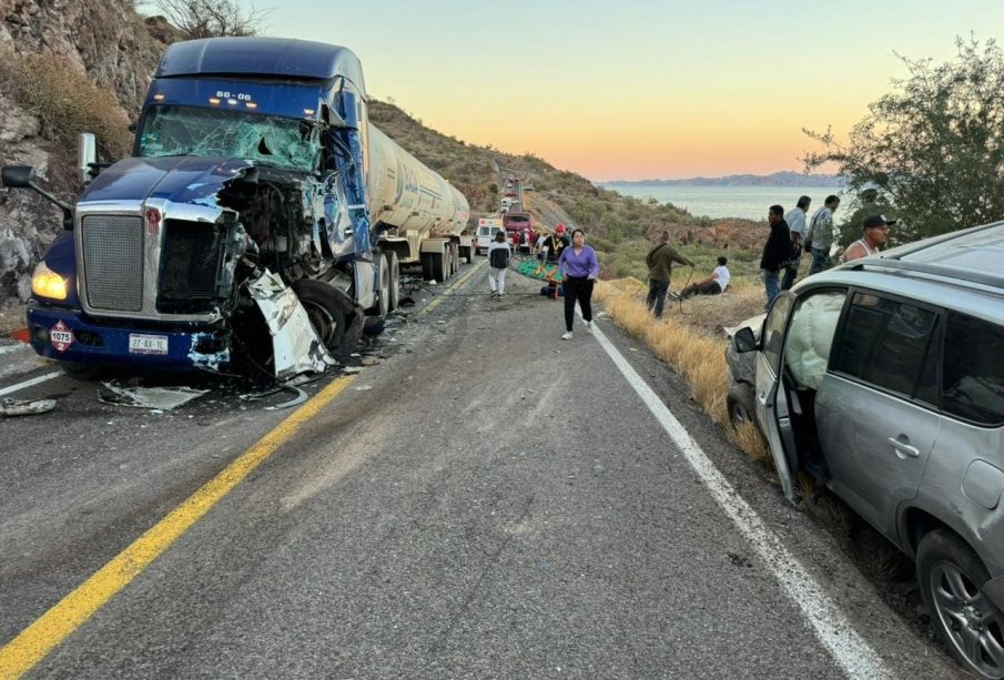 Choque entre trailer y vehículo en carretera