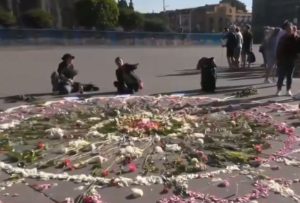 8M: Realizan performance en el Zócalo CDMX para recordar a víctimas de feminicidio.