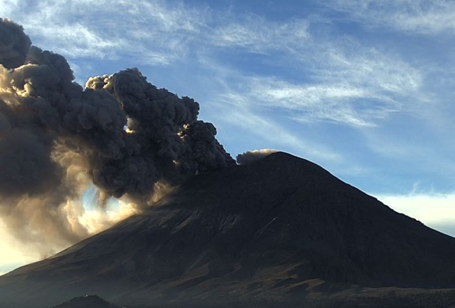 Popocatépetl cubre de ceniza a Puebla; registran 150 exhalaciones en 24 horas.