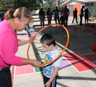 Docente y niño con síndrome de down