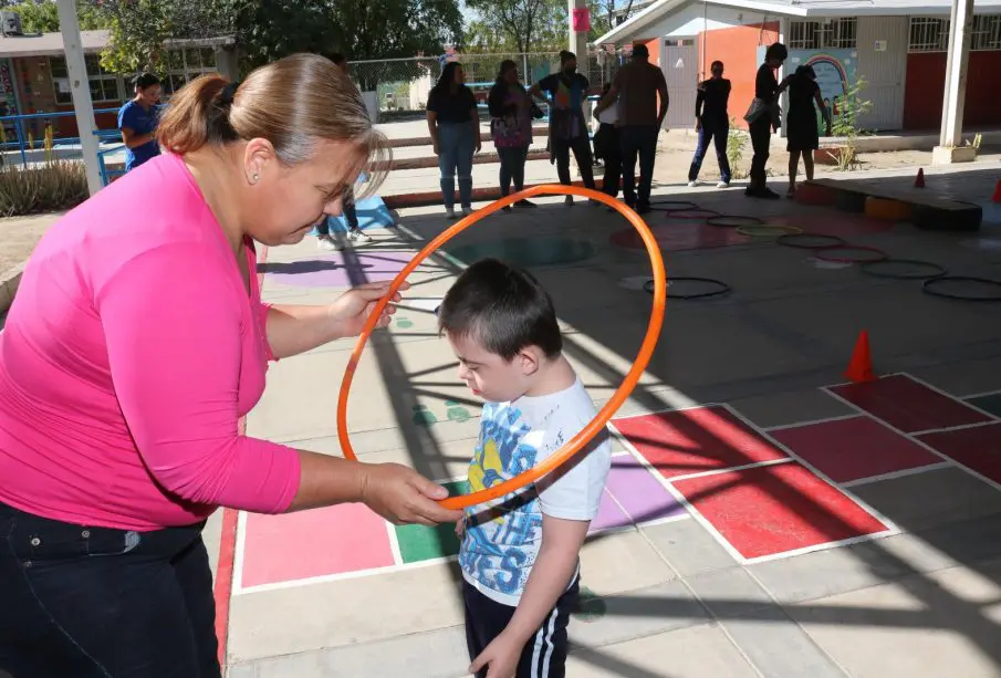 Docente y niño con síndrome de down