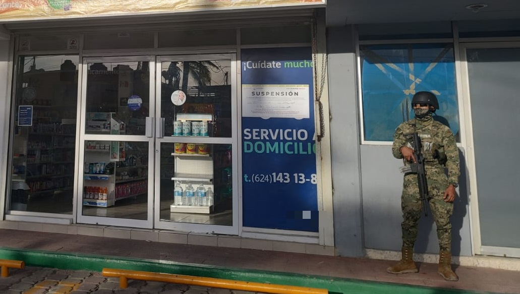 Elemento de la SEMAR custodiando farmacia