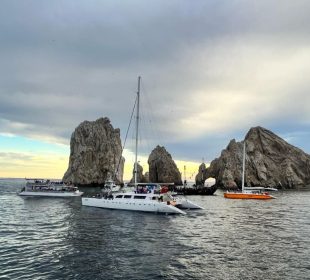 Embarcaciones turísticas en arco de Cabo San Lucas