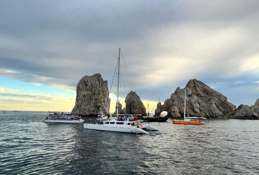 Embarcaciones turísticas en arco de Cabo San Lucas