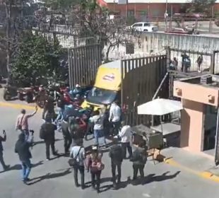Estudiantes irrumpieron en Palacio de Gobierno