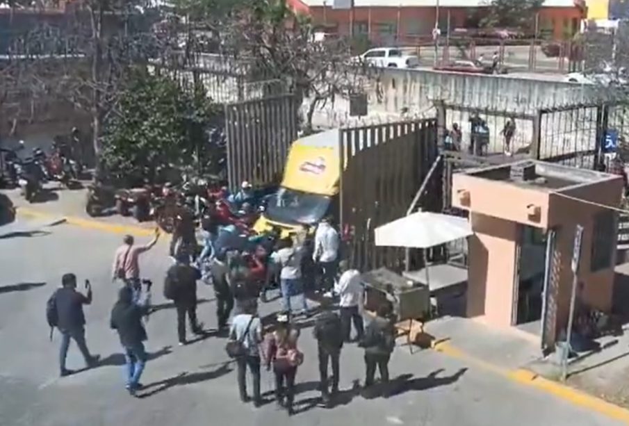 Estudiantes irrumpieron en Palacio de Gobierno