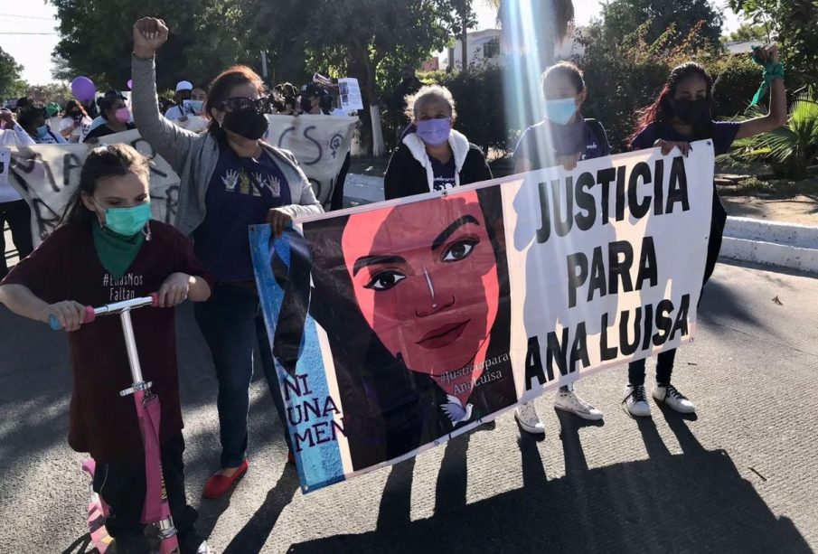 Familia de Ana Luisa Gutiérrez marchando