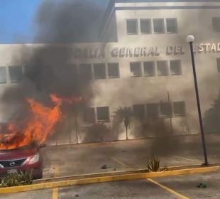 Fiscalía de Guerrero ardiendo tras ataque de Normalistas