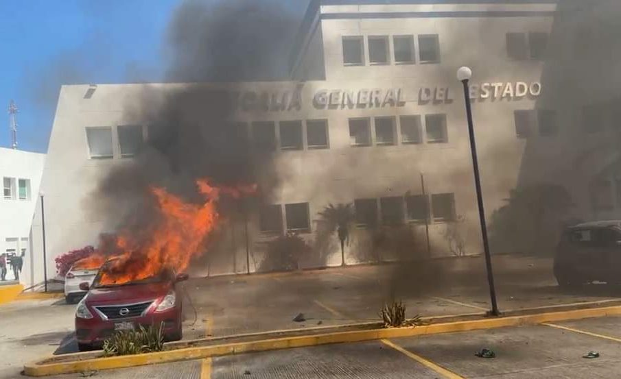 Fiscalía de Guerrero ardiendo tras ataque de Normalistas
