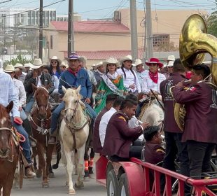 Funcionarios y población participando de cabalgata