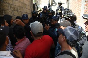 (VIDEO) Asesinato de niña Camila desata la furia de manifestantes; vuelcan taxis y linchan a sospechosos