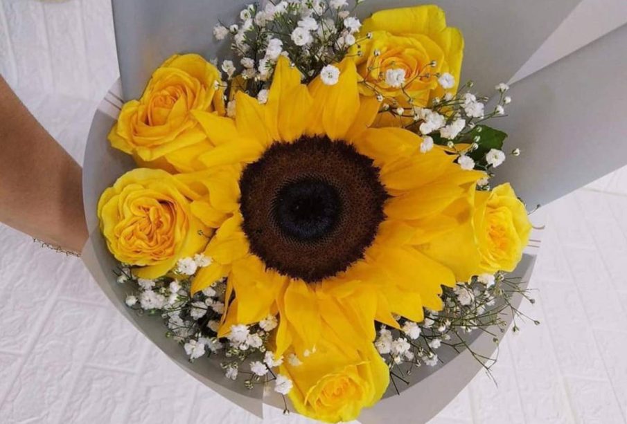 Girasol y rosas amarillas