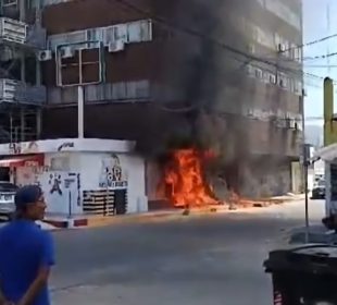 Hombres encapuchados incendiaron edificio de Educación