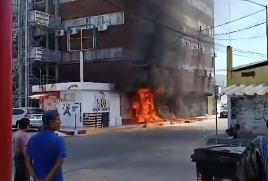 Hombres encapuchados incendiaron edificio de Educación