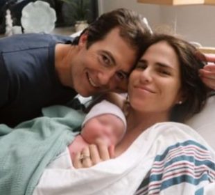 Karla Souza publica FOTOS de su recién nacida tras 33 horas de parto