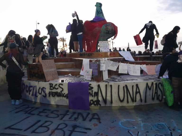 Marchan por el 8M en La Paz; exigen justicia y alto a la violencia