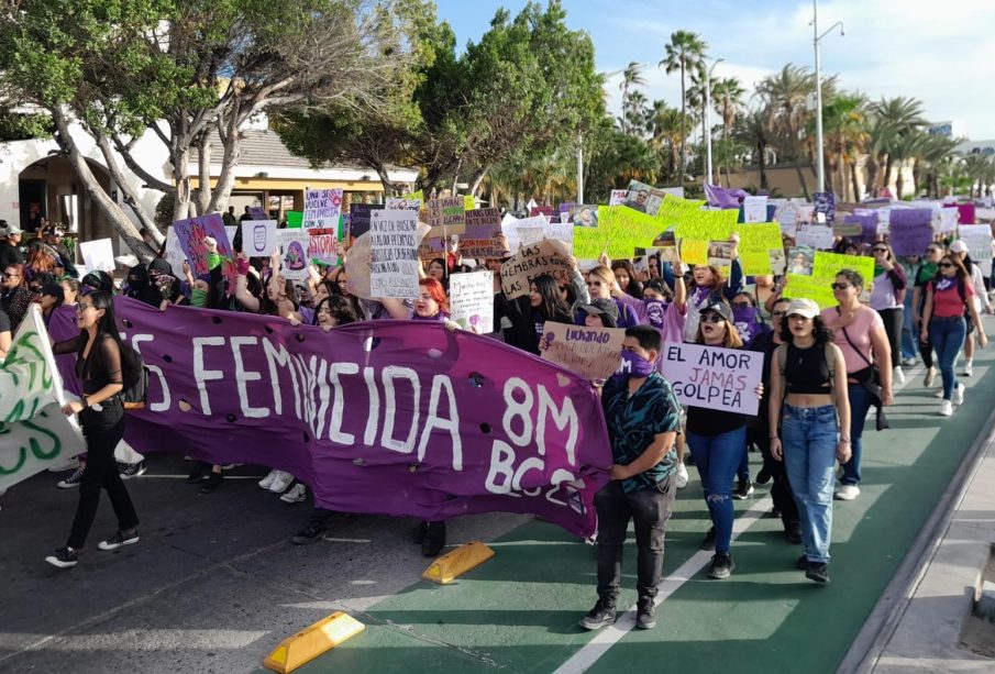 Marchan por el 8M en La Paz; exigen justicia y alto a la violencia