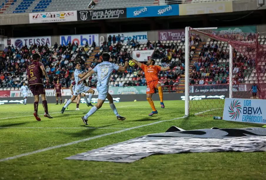 Mineros goleo tres a cero