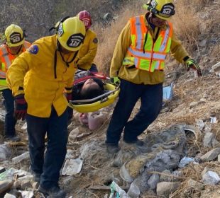 Mujer cae de un barranco de 15 metros de altura en SJC