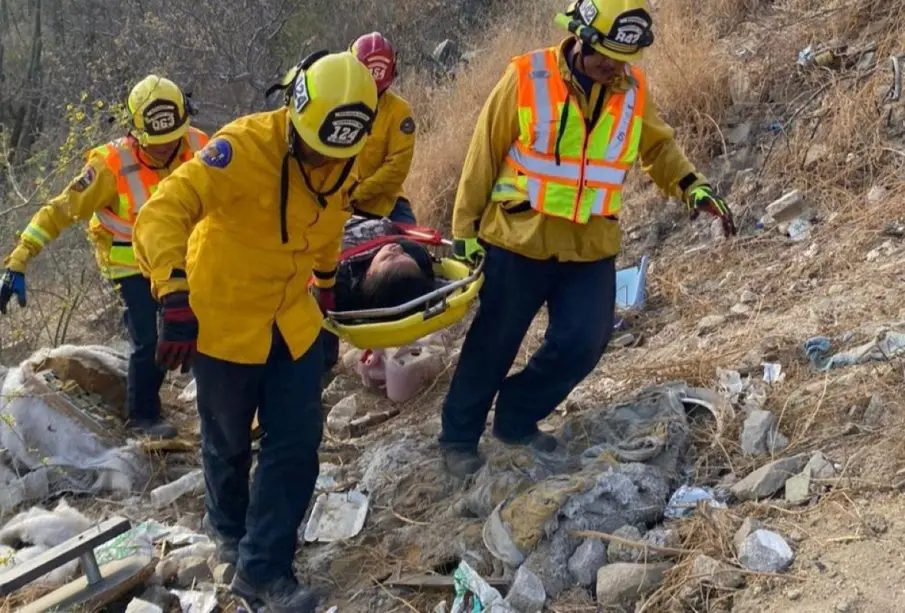 Mujer cae de un barranco de 15 metros de altura en SJC