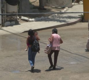 Mujeres caminando por la calle