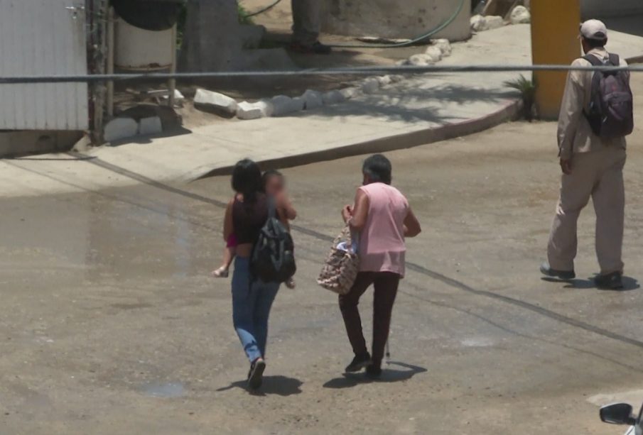 Mujeres caminando por la calle