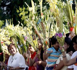 Mujeres celebrando el Domingo de Ramos