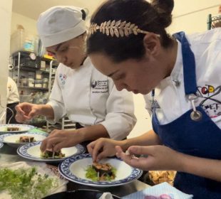 Mujeres cocineras de hotel