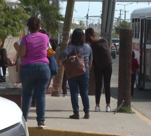 Mujeres en parada de camión